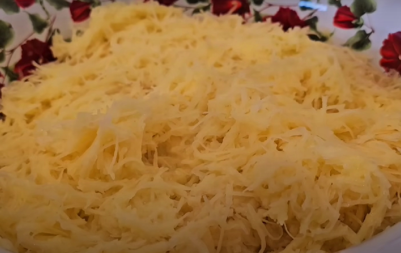 "Лінивий" гуцульський дерун з білими грибами: український рецепт ситної страви в соусі